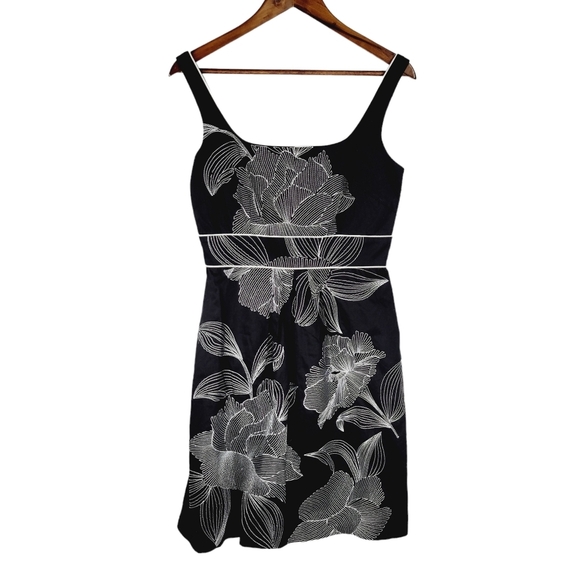 White House Black Market Dresses & Skirts - White House Black Market embroidered floral dress size 6